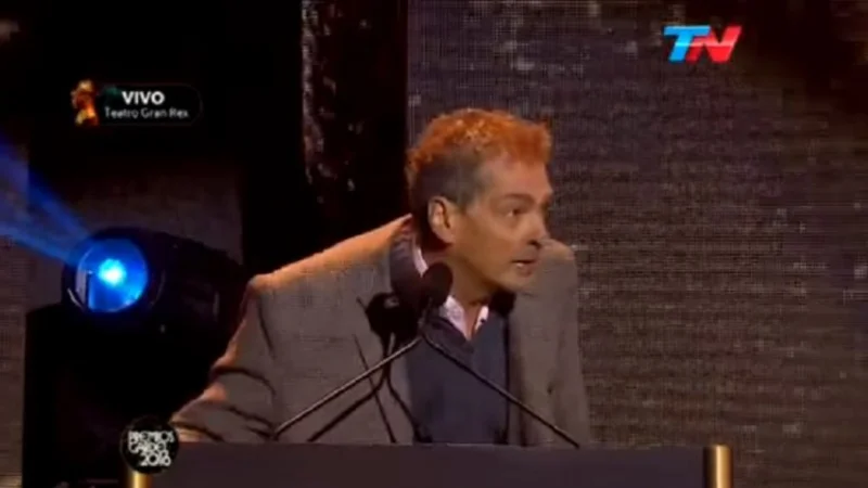Tenso momento en los Premios Gardel: un hombre irrumpió para realizar un reclamo