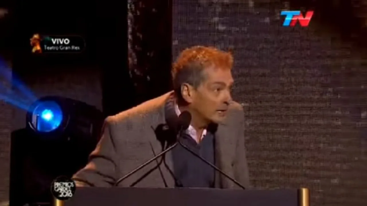 Tenso momento en los Premios Gardel: un hombre irrumpió para realizar un reclamo