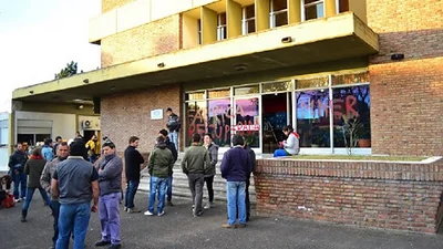 Martínez: la Policía intenta desalojar fábrica recuperada Martínez: la Policía intenta desalojar fábrica recuperada