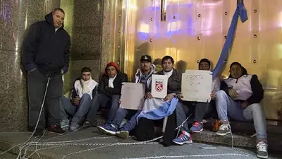 Crece el conflicto en Cresta Roja: los trabajadores se encadenaron al ministerio de Prat Gay Crece el conflicto en Cresta Roja: los trabajadores se encadenaron al ministerio de Prat Gay