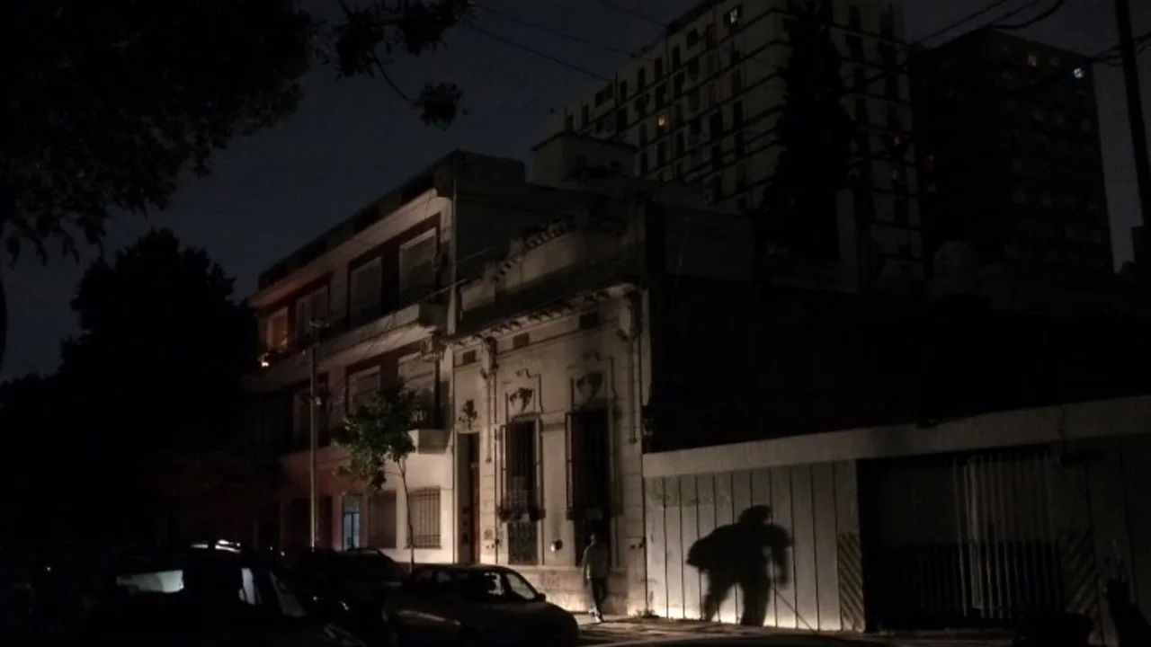 El tarifazo golpea a los bolsillos pero igual hay cortes de luz