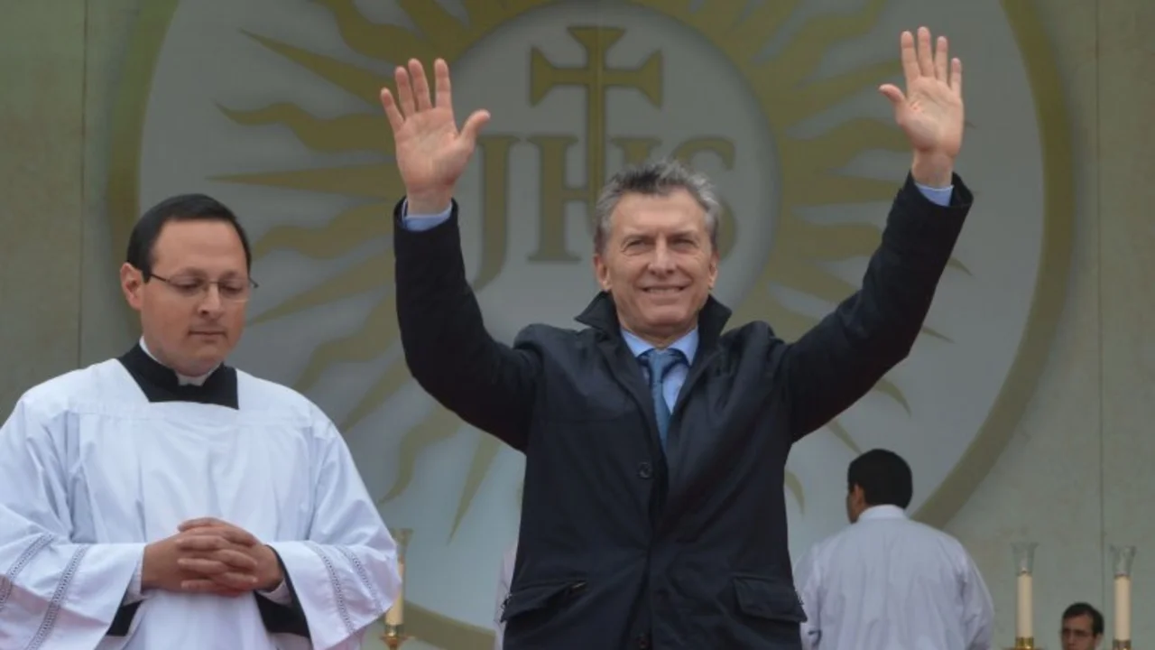Varias manifestaciones en contra reciben a Macri para el día de la Bandera