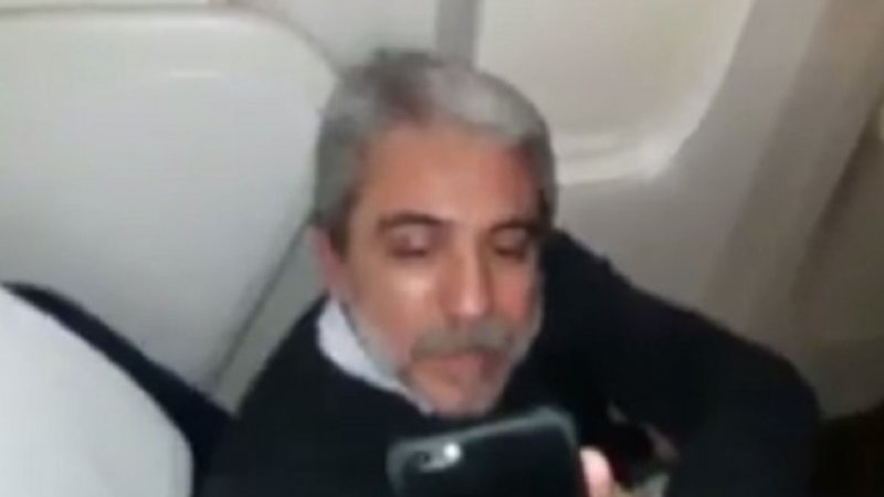 Pasajeros escracharon a Aníbal Fernández arriba del avión