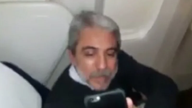 Pasajeros escracharon a Aníbal Fernández arriba del avión