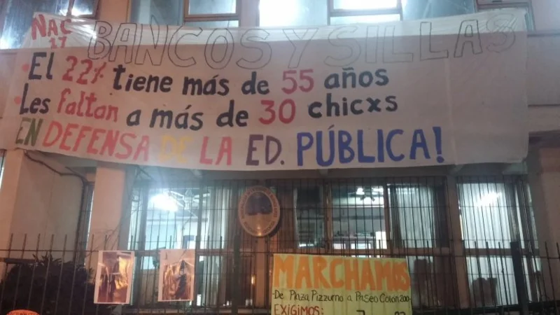Increíble: en un colegio de Caballito hay más alumnos que sillas
