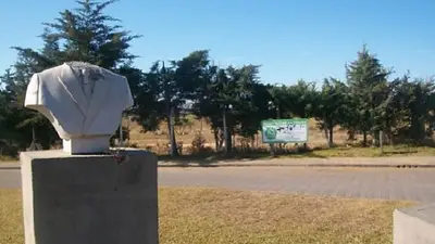 Le cortaron la cabeza a un busto de Néstor Kirchner Le cortaron la cabeza a un busto de Néstor Kirchner