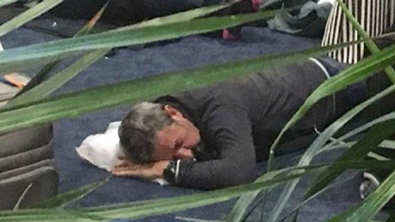 Como un "homeless": Cobos durmió en el piso y cenó por 8 dólares