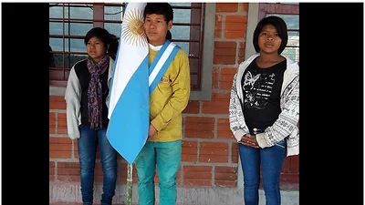 Misiones: la triste imagen de un abanderado descalzo Misiones: la triste imagen de un abanderado descalzo