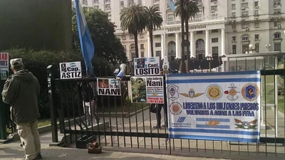 Defensores de genocidas piden su liberación en la puerta de Defensa Defensores de genocidas piden su liberación en la puerta de Defensa