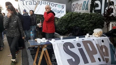 Paro y olla popular en Télam por un nuevo ajuste de Lombardi Paro y olla popular en Télam por un nuevo ajuste de Lombardi