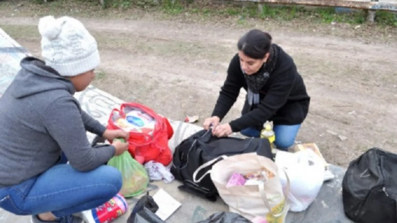 El dramático trueque que realizan madres en una estación de tren en medio de la crisis