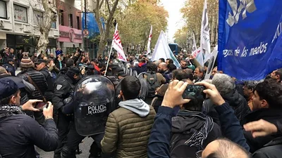 Tensión por el polémico operativo de la policía de la Ciudad a una marcha de periodistas Tensión por el polémico operativo de la policía de la Ciudad a una marcha de periodistas