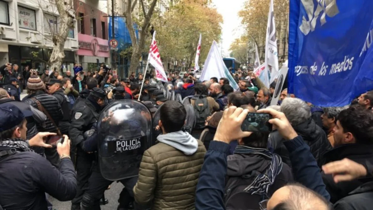 Tensión por el polémico operativo de la policía de la Ciudad a una marcha de periodistas