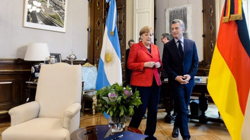 Macri recibió a Merkel con una réplica de la Copa Libertadores