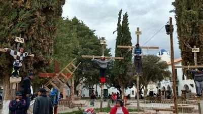 Un cura ató a un niño a una cruz por tres horas en un acto escolar Un cura ató a un niño a una cruz por tres horas en un acto escolar