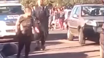 Un policía corrió a latigazos a una mujer con una discapacidad mental Un policía corrió a latigazos a una mujer con una discapacidad mental