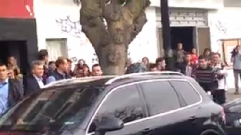Fuerte escrache a Macri en Tigre: "Devolvé la plata del Correo"