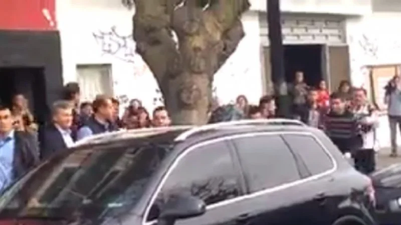 Fuerte escrache a Macri en Tigre: "Devolvé la plata del Correo"