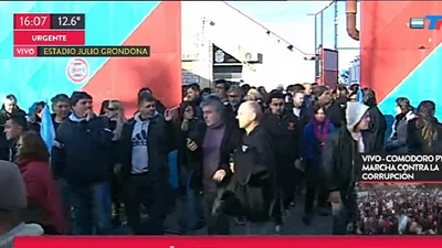Un hombre irrumpió el móvil de TN con una consigna política contra Macri Un hombre irrumpió el móvil de TN con una consigna política contra Macri