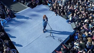 Cristina frenó un canto contra Macri y realizó un efusivo pedido Cristina frenó un canto contra Macri y realizó un efusivo pedido