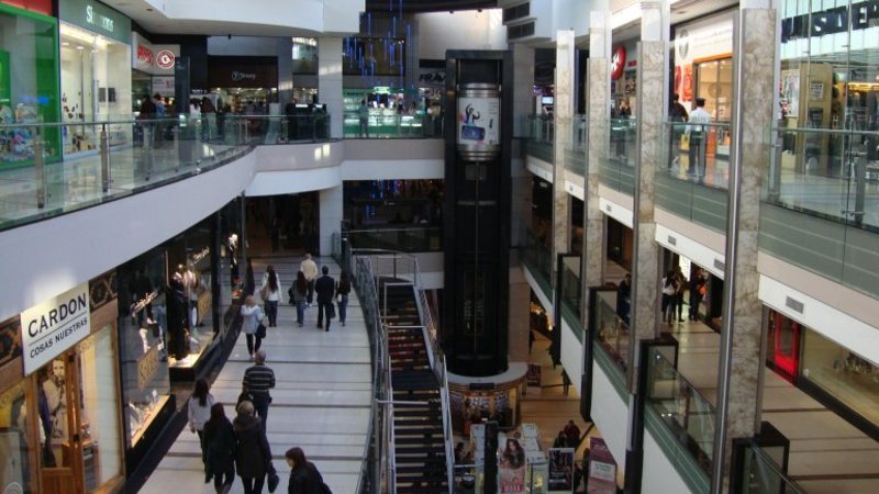 Las ventas en shoppings se desplomaron 8,9% y en súper cayeron 1,7%