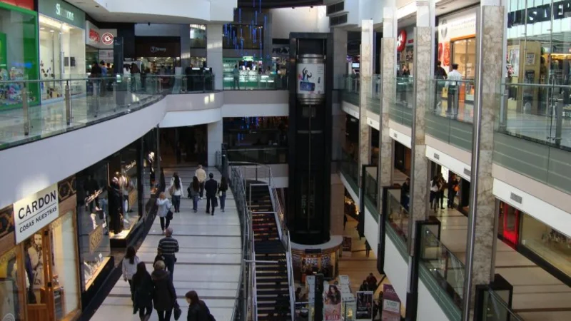 Las ventas en shoppings se desplomaron 8,9% y en súper cayeron 1,7%