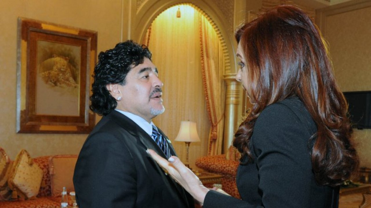 Maradona respaldó la candidatura de Cristina y dijo que Macri "se la pasa de vacaciones"