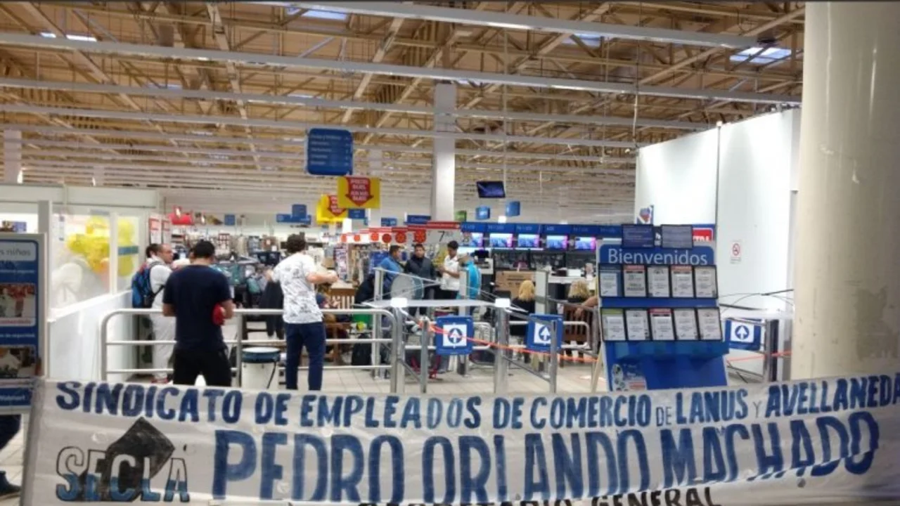 Crisis en Walmart: despidieron a 51 trabajadores de la sucursal de Avellaneda