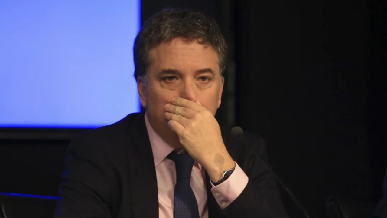 Dujovne venía elogiando la marcha de la economía y Longobardi lo cruzó en seco