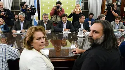Paritaria docente: la Provincia ofreció 27% y los gremios quedaron en responder Paritaria docente: la Provincia ofreció 27% y los gremios quedaron en responder