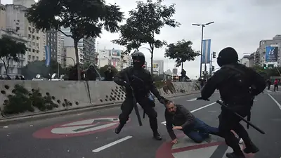 Abuso de autoridad: policía golpeó a un detenido en 9 de Julio y lo escrachó la TV Abuso de autoridad: policía golpeó a un detenido en 9 de Julio y lo escrachó la TV