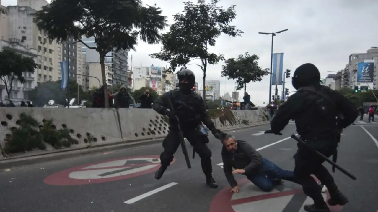 Abuso de autoridad: policía golpeó a un detenido en 9 de Julio y lo escrachó la TV