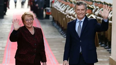 Macri apeló de vuelta al fútbol y le hizo un incómodo chiste a Bachelet Macri apeló de vuelta al fútbol y le hizo un incómodo chiste a Bachelet