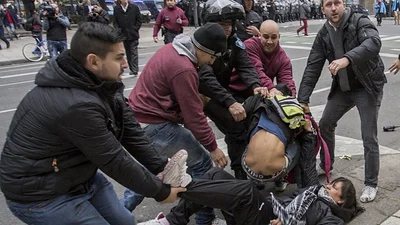 El impactante video que muestra el accionar de la Policía de civil en la 9 de Julio El impactante video que muestra el accionar de la Policía de civil en la 9 de Julio