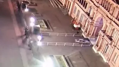 Despidieron a policías de la Casa Rosada, tras el incidente con un auto Despidieron a policías de la Casa Rosada, tras el incidente con un auto