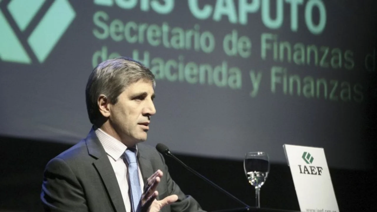 Nueva denuncia contra Caputo por el bono a 100 años