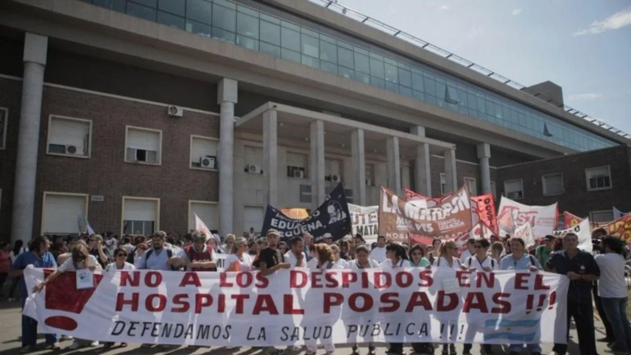 Crisis en el Posadas: denuncian nuevos despidos y militarización en el hospital
