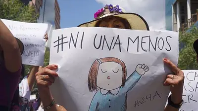 Taxista embistió y mató a una mujer en plena marcha de #NiUnaMenos Taxista embistió y mató a una mujer en plena marcha de #NiUnaMenos