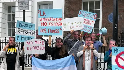 Con duros mensajes, escracharon a Marcos Peña en Londres Con duros mensajes, escracharon a Marcos Peña en Londres