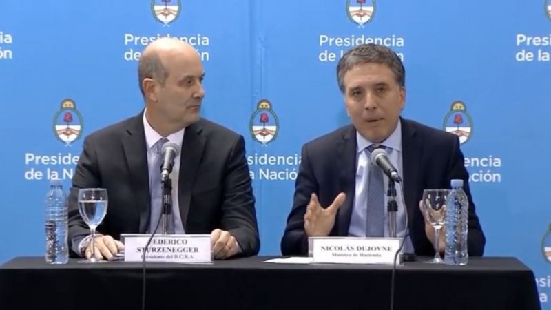 Las similitudes entre las tapas de Clarín del día del blindaje y el actual acuerdo con el FMI