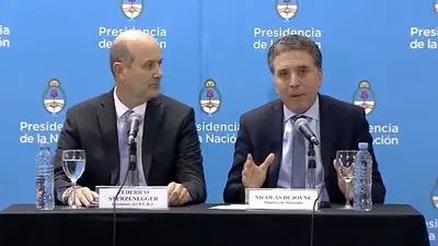 Las similitudes entre las tapas de Clarín del día del blindaje y el actual acuerdo con el FMI Las similitudes entre las tapas de Clarín del día del blindaje y el actual acuerdo con el FMI