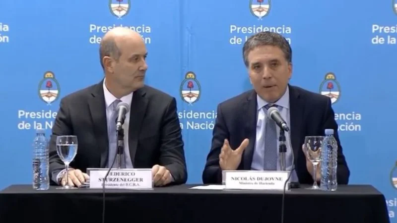 Las similitudes entre las tapas de Clarín del día del blindaje y el actual acuerdo con el FMI