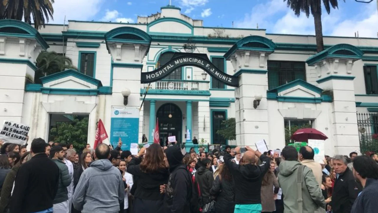 Un grito resuena desde abajo: ¡No al cierre de los cinco hospitales!
