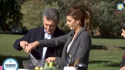 Insólito: Macri no sabe cómo batir huevos y Awada le tuvo que enseñar Insólito: Macri no sabe cómo batir huevos y Awada le tuvo que enseñar