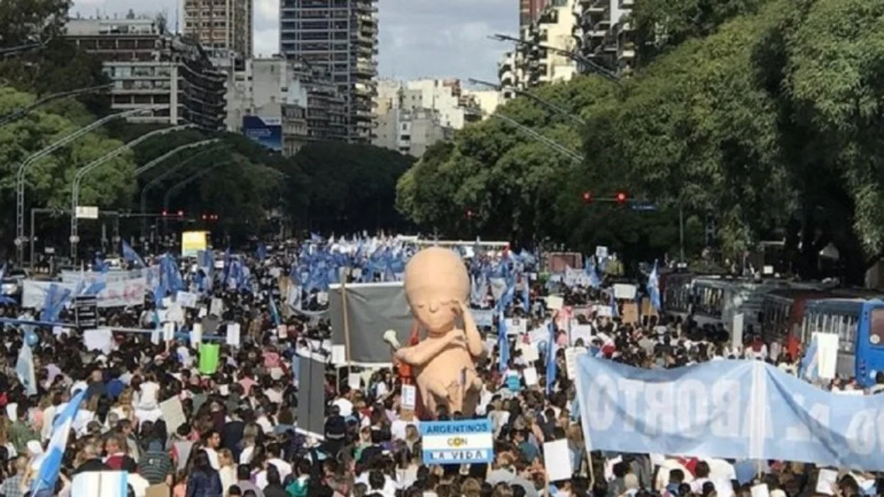 Convocan desde las escuelas católicas a marchar contra el aborto en el cuaderno de tarea