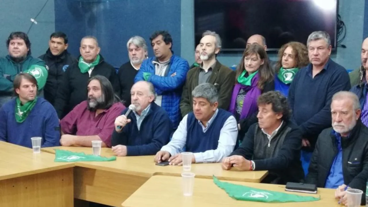 Camioneros y las dos CTA ratificaron el paro para este jueves