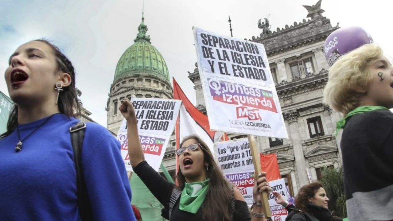 Fuera del Congreso, el aborto gana por el 54%