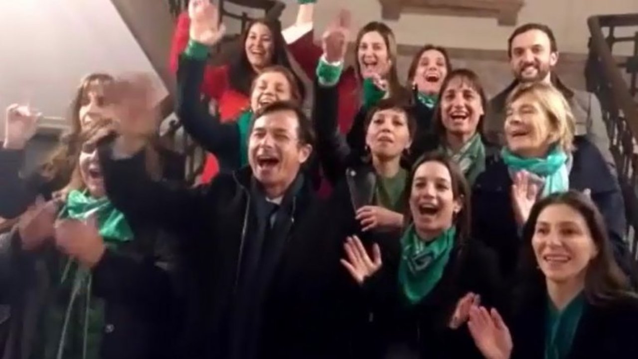 El video de diputados oficialistas y opositores cantando a favor del aborto
