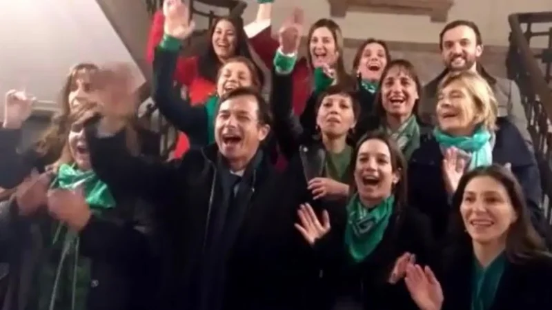 El video de diputados oficialistas y opositores cantando a favor del aborto