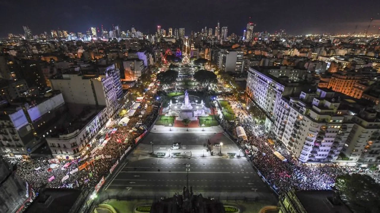 A favor y en contra del aborto, una multitud se concentró frente al Congreso